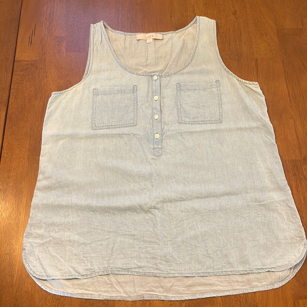 LOFT (M) - Sleeveless Chambray Half Button Top with Pockets